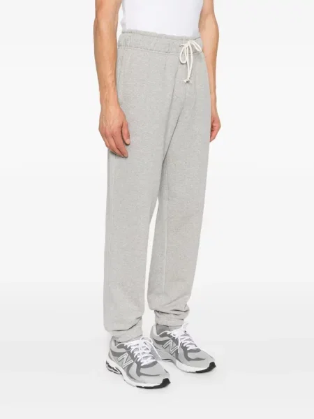 Tepláky New Balance s autogramem šedé