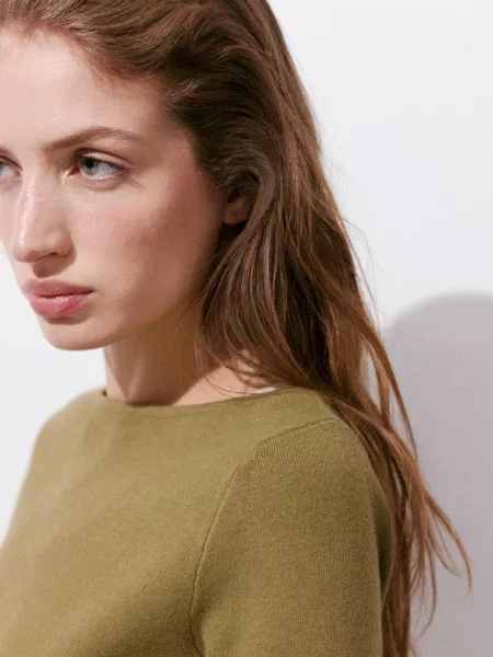 Sweter z cienkiej dzianiny z dekoltem w łódkę khaki Kobieta S MANGO
