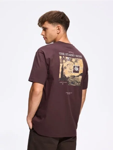 Reserved Tricou comfort cu imprimeu pe spate maro