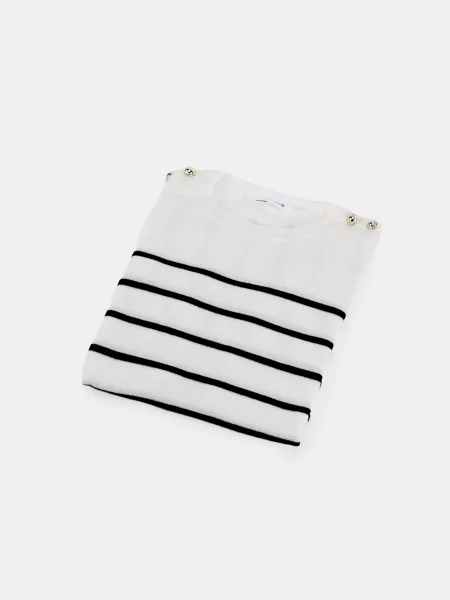 Светр у смужку з декоративними на плечах білий