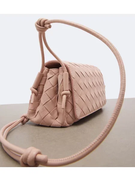 Kožená crossbody kabelka Bottega Veneta ružová
