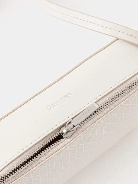 Táska Calvin Klein Emblem Aop Elongated Camera Bag Ekru bézs