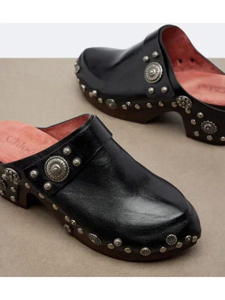 Saboți Chloé din piele cu tepi negru