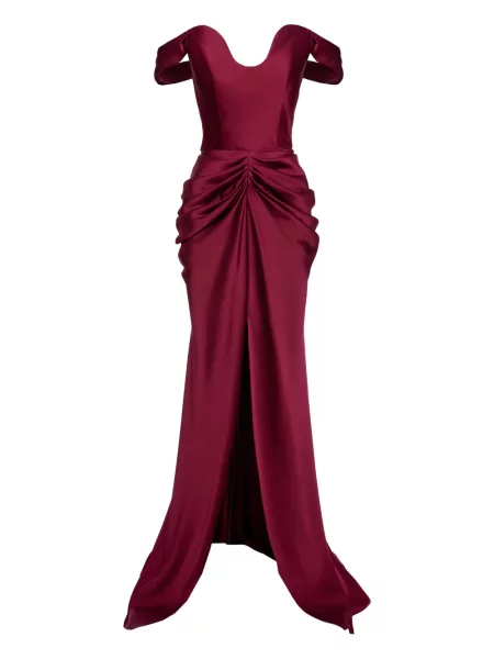 Rochie Ana Radu drapată cu umerii deschiși de costum roșu