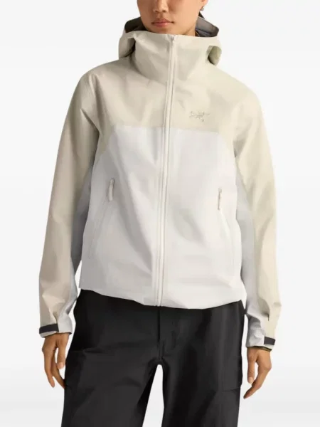 Geacă Arc'teryx cu glugă alb