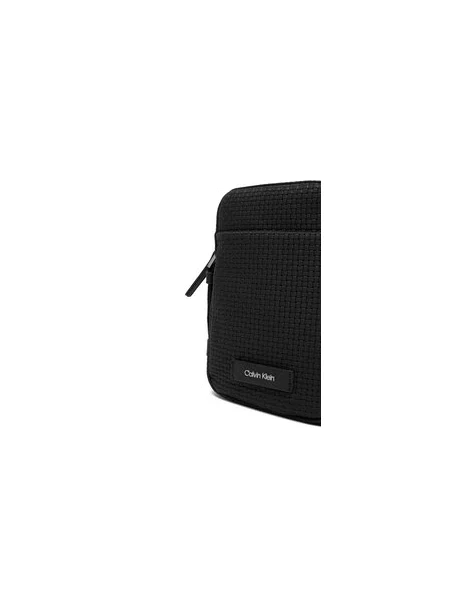 Calvin Klein Torbica za okrog pasu Embossed Woven Slim Reporter črna
