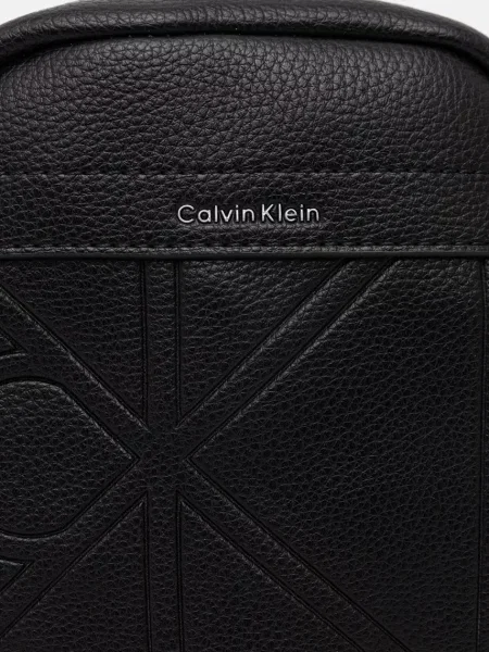 Calvin Klein Válltáska Emblem Aop Emboss Slim Reporter fekete