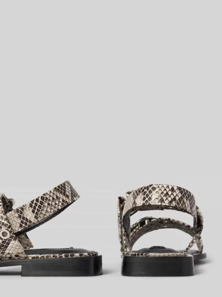 Sandały skórzane z ozdobnymi nitami model ‘MYRRINE’ Steve Madden czarne