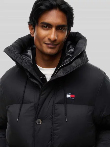 Kurtka w stylu puffer z kapturem krój regular fit Tommy Jeans czarna