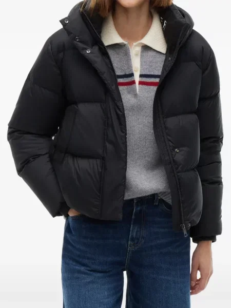 Péřová bunda Tommy Hilfiger s výšivkou černá