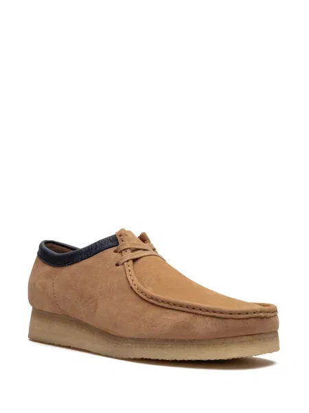 Nėriniuotos žemi kerzai Clarks su raišteliais ruda