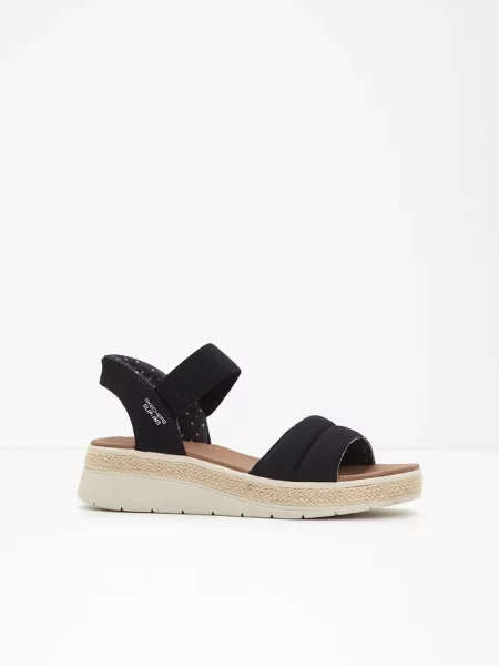 Wsuwane sandały na koturnie marki Skechers czarne