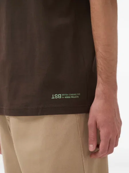Tricou Norse Projects cu imagine maro