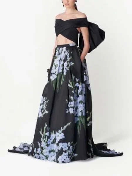 Jedwabna bluzka Carolina Herrera o krotszym kroju czarna