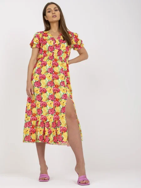 Midi obleka Fashionhunters s cvetličnim vzorcem nad koleni reža rumena