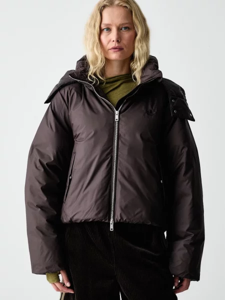 Adidas Originals jachetă scurtă pentru femei Essentials Down Hooded Puffer maro