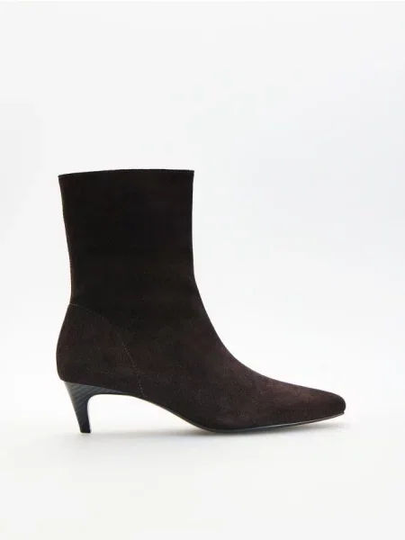 Reserved Botine din piele întoarsă cu cacao-cu-lapte