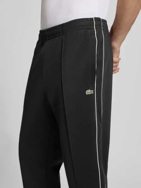Spodnie dresowe w kroju regular fit z dodatkiem bawełny Lacoste czarne