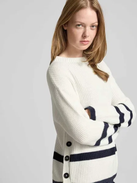Sweter z dzianiny z okrągłym dekoltem model ‘VINIAH’ Oui biały