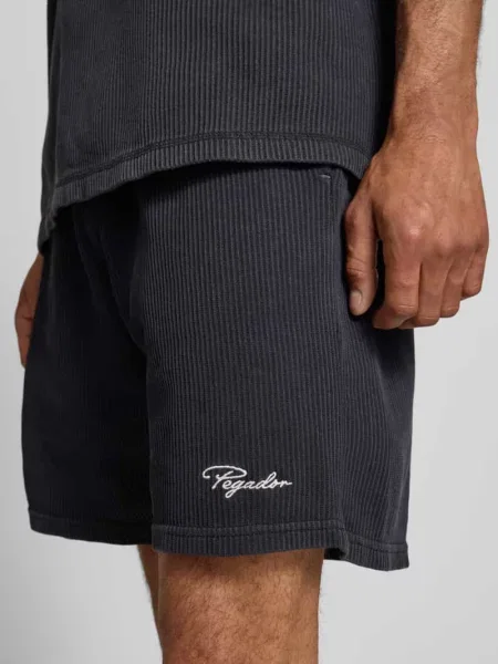 Szorty o kroju relaxed fit z efektem prążkowania model ‘SIGNAR’ Pegador czarne