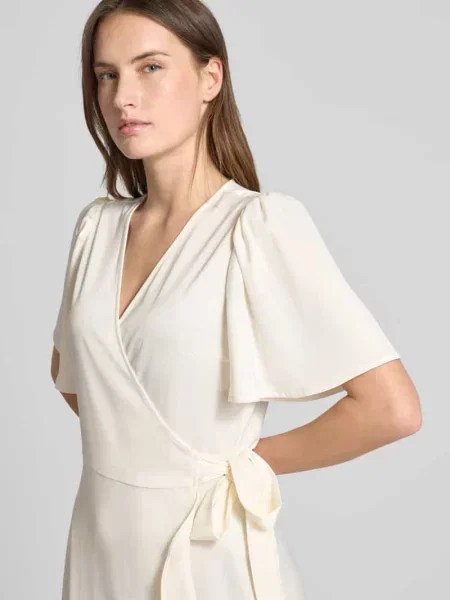 Sukienka midi o kroju regular fit w kopertowym stylu model ‘Thea’ Y.a.s biała