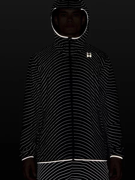 У смужку вітровка Under Armour для бігу чорна