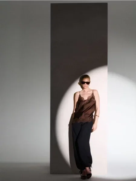 Сатиновий топ з мереживом коричневий