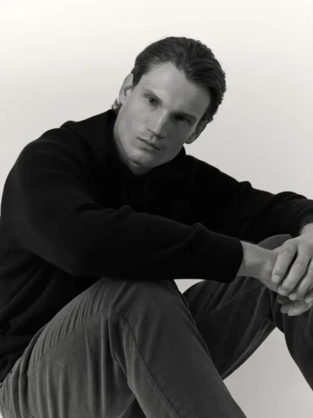 Reserved Pulover de lână cu glugă negru