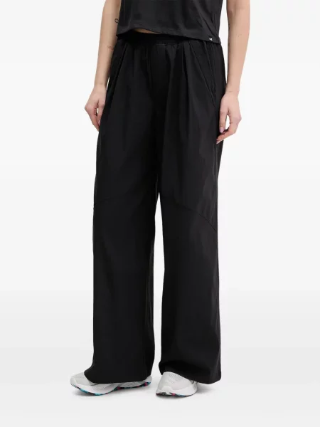 Plisirane hlače Under Armour crna