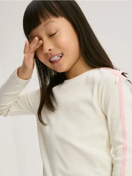 Reserved Tricou din cu mânecă lungă și dungi laterale crem