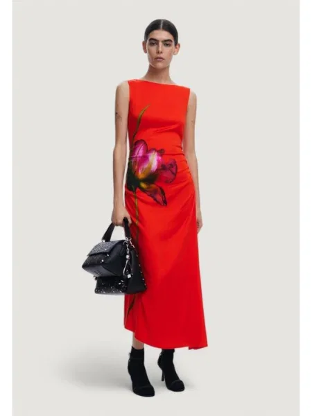 Рокля Desigual REIMS червено дълга с кройка по тялото черно