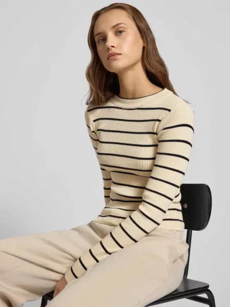 Sweter o kroju slim fit z dzianiny z mieszanki model ‘MIRA’ Pieces