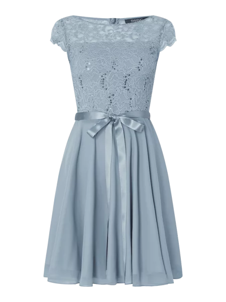 Sukienka koktajlowa z obszyciem koronką i wiązanym paskiem Swing błękitna