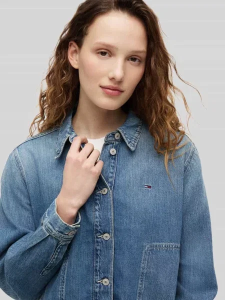 Kurtka jeansowa o kroju relaxed fit z mieszanki bawełny i lnu z tunelem Tommy Jeans niebieska