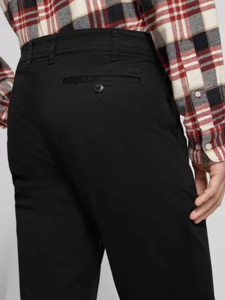 Chinosy o kroju slim fit z z tyłu Mcneal czarne