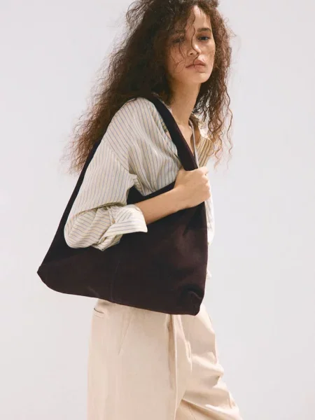 Zamszowa torba shopper czekoladowy Kobieta uniwersalny MANGO