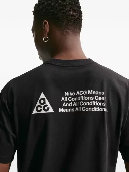 Tricou Nike cu broderie cu decolteu în V retro roz