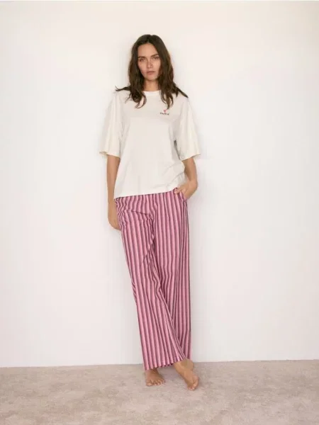 Reserved Set pijama din două piese cu imprimeu violet-închis violet