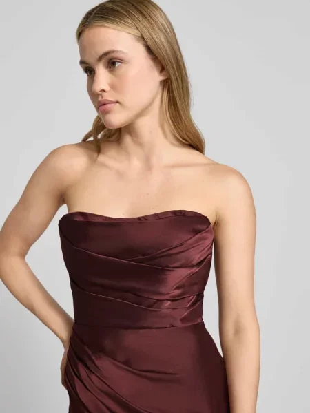 Sukienka wieczorowa z satyny z odkrytymi ramionami i rozcięciem Luxuar Fashion