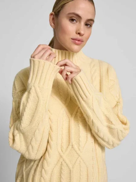 Sweter wełniany o kroju oversized ze ściegiem warkoczowym i prążkowaną stójką Style Icon Collection żółty