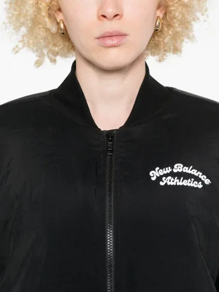 Geacă New Balance cu broderie argintiu