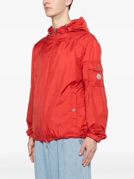 Geacă Moncler cu glugă cu autograf roșu