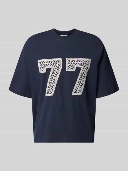 T-shirt z haftem z łańcuszkami i okrągłym dekoltem Review granatowa