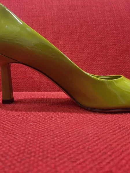 Pantofi cu toc Ferragamo din piele de lac verde