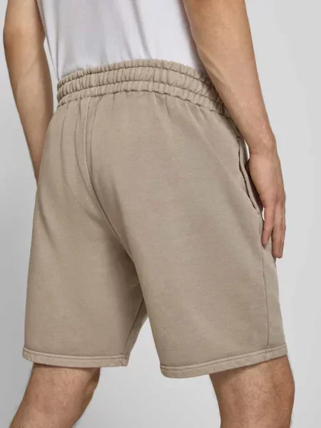 Szorty dresowe o kroju regular fit z wyhaftowanym logo Pegador