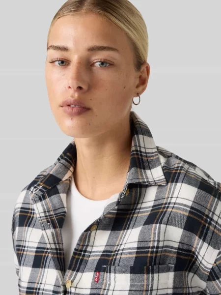 Bluzka koszulowa o kroju regular fit z detalem z logo Levi's beżowa