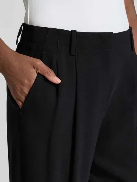 Spodnie materiałowe o kroju relaxed fit z zakładkami w pasie Armani Exchange czarne