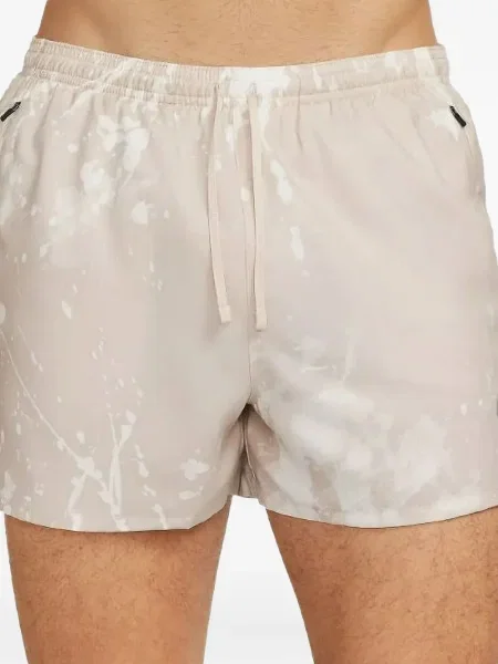 Krátké fleecové kraťasy Nike s potiskem žluté