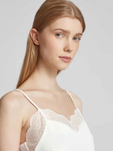 Bluzka bez rękawów o kroju relaxed fit z koronkowym wykończeniem Model TIFFANY' Pieces biała