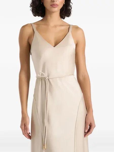 Cu centură rochie maxi Manière De Voir din satin